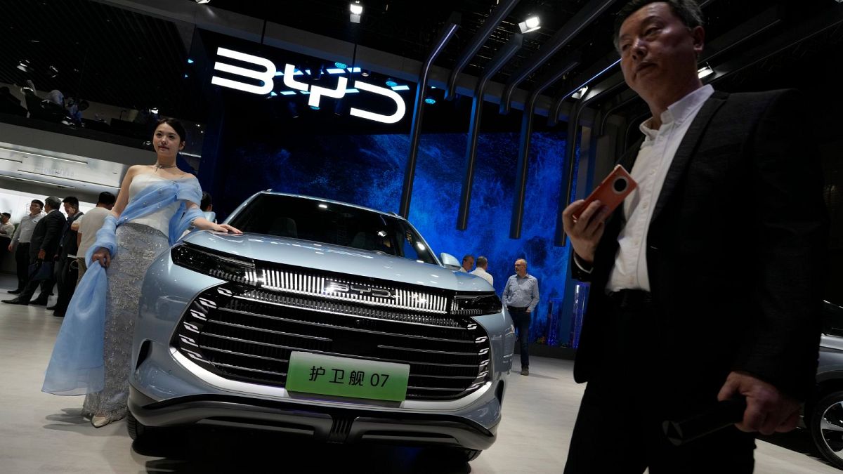نمایش یکی از خودروهای الکتریکی بی‌وای‌دی در نمایشگاه شانگهای
