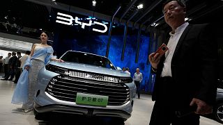 نمایش یکی از خودروهای الکتریکی بی‌وای‌دی در نمایشگاه شانگهای