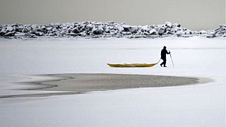 Egy férfi sétál a befagyott tengeren a finnországi Helsinki déli részén 2024\. január 2-án, kedden. 