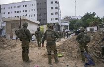 سربازان اسرائیلی در بیرون ساختمان بیمارستان شفاء به تاریخ ۲۲ نوامبر ۲۰۲۳