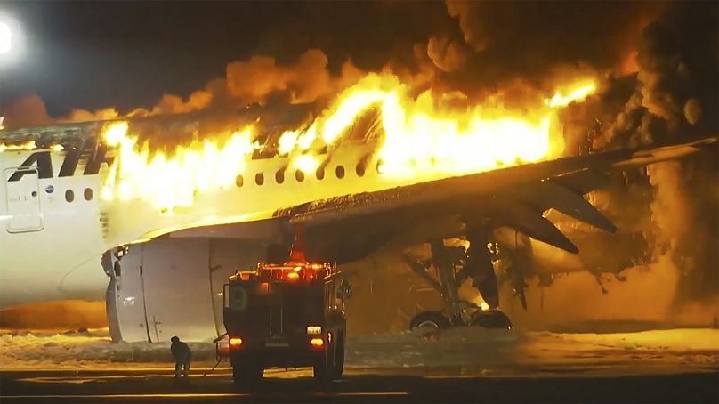 هواپیما در هنگام آتش گرفتن