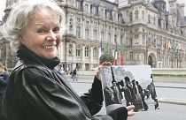 Françoise Bornet 2012-ben az ikonikus fotó készítésének helyszínén, a párizsi Városháza előtt
