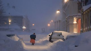 سكان النرويج يشقون طريقهم  وسط العاصفة الثلجية