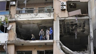 محققون يقفون في مبنى سكني حيث أدت غارة إسرائيلية إلى مقتل القيادي في حركة حماس صالح العاروري. 2024/01/03