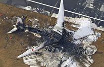 طائرة الخطوط الجوية اليابانية المحترقة في مطار هانيدا في طوكيو. 2024/01/03