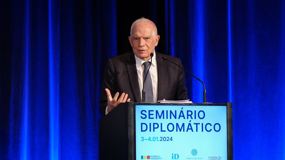 O principal diplomata da UE, Josep Borrell, faz um discurso de abertura no seminário diplomático em Lisboa, 3 de janeiro de 2024