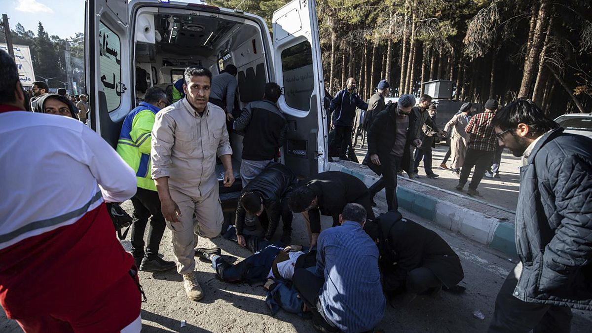 Los servicios médicos atienden a un herido después de una explosión en Kermán, Irán, el miércoles 3 de enero de 2024.