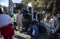 Los servicios médicos atienden a un herido después de una explosión en Kermán, Irán, el miércoles 3 de enero de 2024.