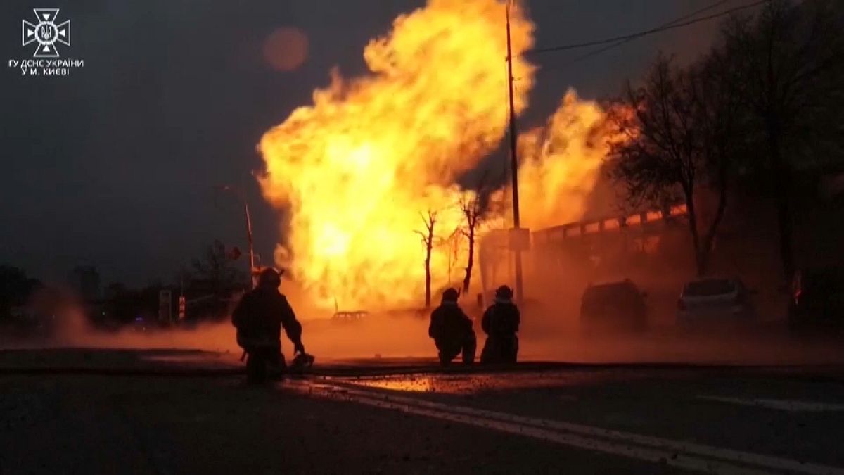 رجال الإطفاء في كييف يكافحون النيران بعد أن الضربات الصاروخية الروسية.