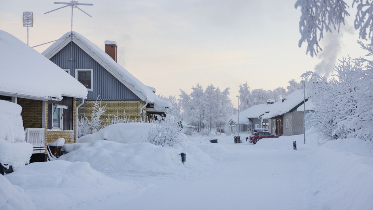 La nieve cubre Vittangi en el municipio de Kiruna, en el norte de Suecia, el miércoles 3 de enero de 2024.