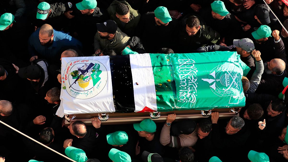Израел е нащрек за отмъщение на Хизбула, след като ударът уби старши лидер на Хамас в Бейрут