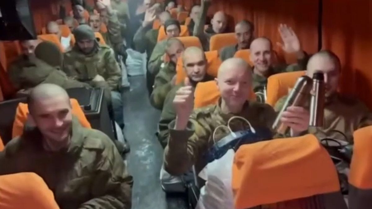 الجنود خلال عودتهم إلى روسيا