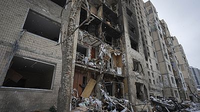 Un edificio residencial destruido tras el ataque ruso del martes 2 de diciembre, en una fotografía tomada el miércoles 3 de diciembre en Kiev (Ucrania)