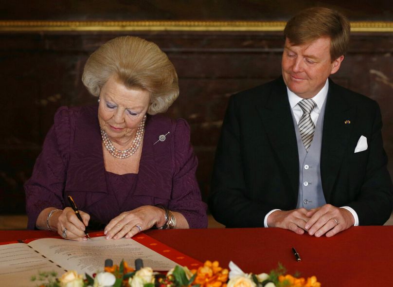 Beatrix királynő aláírja lemondó nyilatkozatát fia, Vilmos Sándor javára