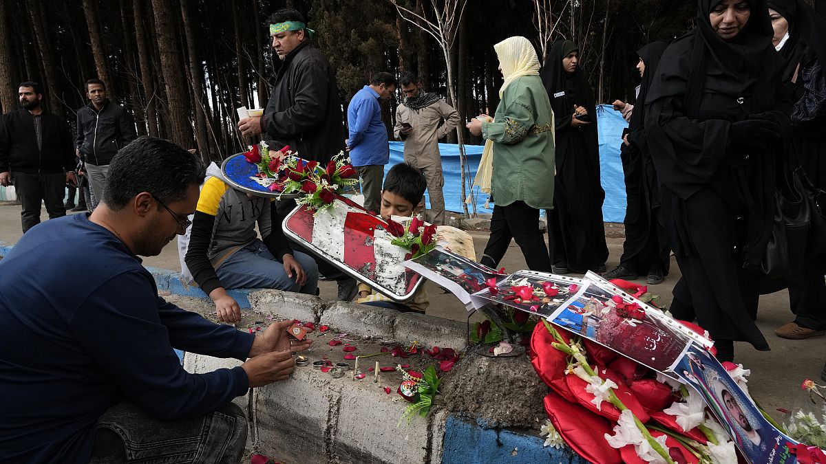 Люди зажигают свечи на месте теракта в Кермане, Иран, 4 января 2024 года.