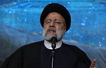 Ebrahim Raiszi iráni elnök a teheráni Khomeini nagymecsetben