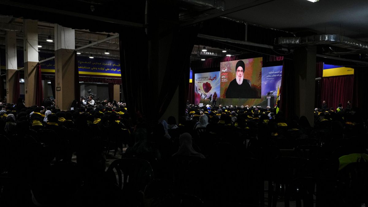 Сторонники "Хезболлах" слушают речь лидера Хасана Насраллы в Ливане. 11 ноября 2023.