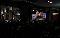 Az Irán által támogatott Hezbollah csoport támogatói hallgatják a Hezbollah vezetőjének, Szajjed Hasszán Naszrallahnak a beszédét Libanonban 2023. november 11-én, szombaton.