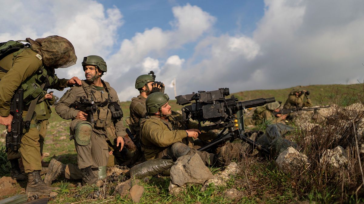 عدد من الجنود الإسرائيليين يجرون تدريبا في هضبة الجولان المحتل