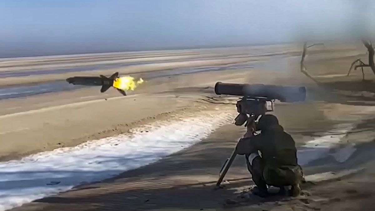 Orosz katona Kornet páncéltörő rakétát lő ki ukrán állásokra