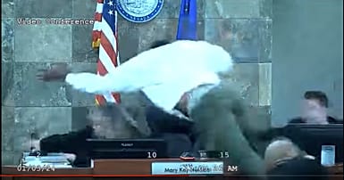 Видео. В США подсудимый набросился на судью во время вынесения ...
