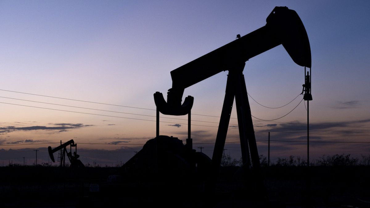 Цените на петрола се стабилизират, тъй като опасенията за доставките в Либия се смекчават от бавното търсене