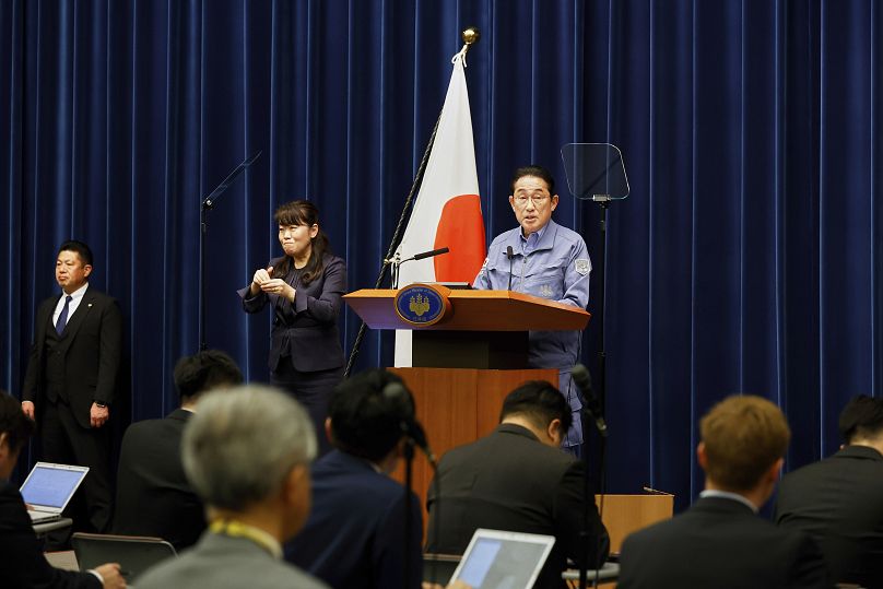 Il primo ministro giapponese Fumio Kishida illustra le misure messe in campo dopo il terremoto in conferenza stampa