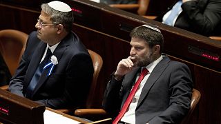 Los legisladores israelíes de extrema derecha Itamar Ben Gvir, en el centro, y Bezalel Smotrich