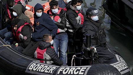 Нелегальные мигранты на лодках пытаются доплыть до Великобритании