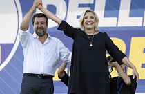 Ο αντιπρόεδρος της ιταλικής κυβέρνησης Ματέο Σαλβίνι, επικεφαλής της λαϊκιστικής, δεξιάς Λέγκας, αριστερά, στέκεται στη σκηνή μαζί με τη Γαλλίδα ηγέτιδα της δεξιάς Μαρίν Λεπέν