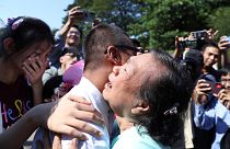 Kaung Sett Lin, photojournaliste, est accueilli par ses proches après sa libération de la prison d'Insein à Yangon, en Birmanie, le jeudi 4 janvier 2023.