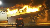  النيران تلتهم طائرة تابعة للخطوط الجوية اليابانية على مدرج مطار هانيدا، طوكيو، اليابان- 2 يناير 2024.
