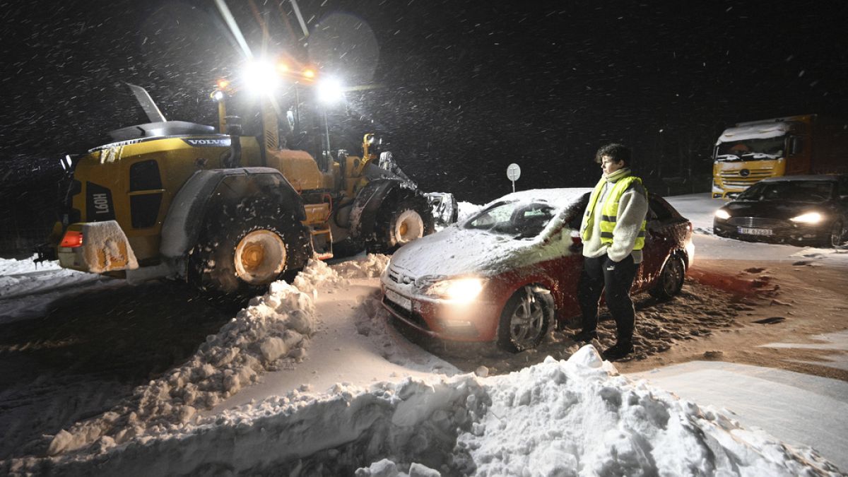 Autoridades ajudaram a retirar carros enterrados na neve