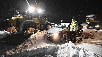 Nel sud della Svezia centinaia di automobili sono rimaste bloccate dalla neve