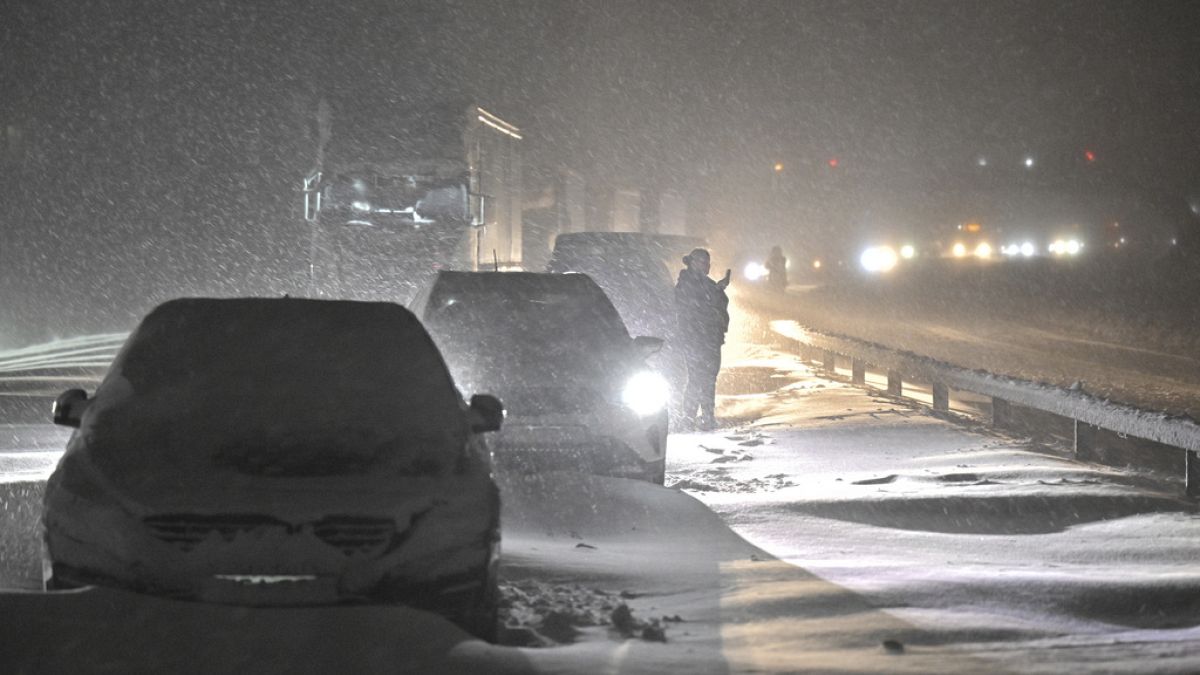 Der Schneesturm hat Schweden fest im Griff. Hunderte von Menschen mussten in ihren Autos übernachten. Es herrschten Temperaturen unter minus 40 Grad Celsius. 