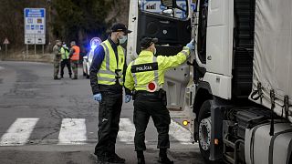 Archív fotó: Szlovák rendőrök egy teherautót ellenőriznek a Somoskőújfalui és Sátorosbánya közötti határátkelőhelyen 