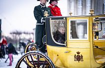 Dänemarks Königin Margrethe unternimmt ihre letzte offizielle Fahrt in einer goldenen Pferdekutsche.