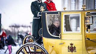 Dänemarks Königin Margrethe unternimmt ihre letzte offizielle Fahrt in einer goldenen Pferdekutsche.