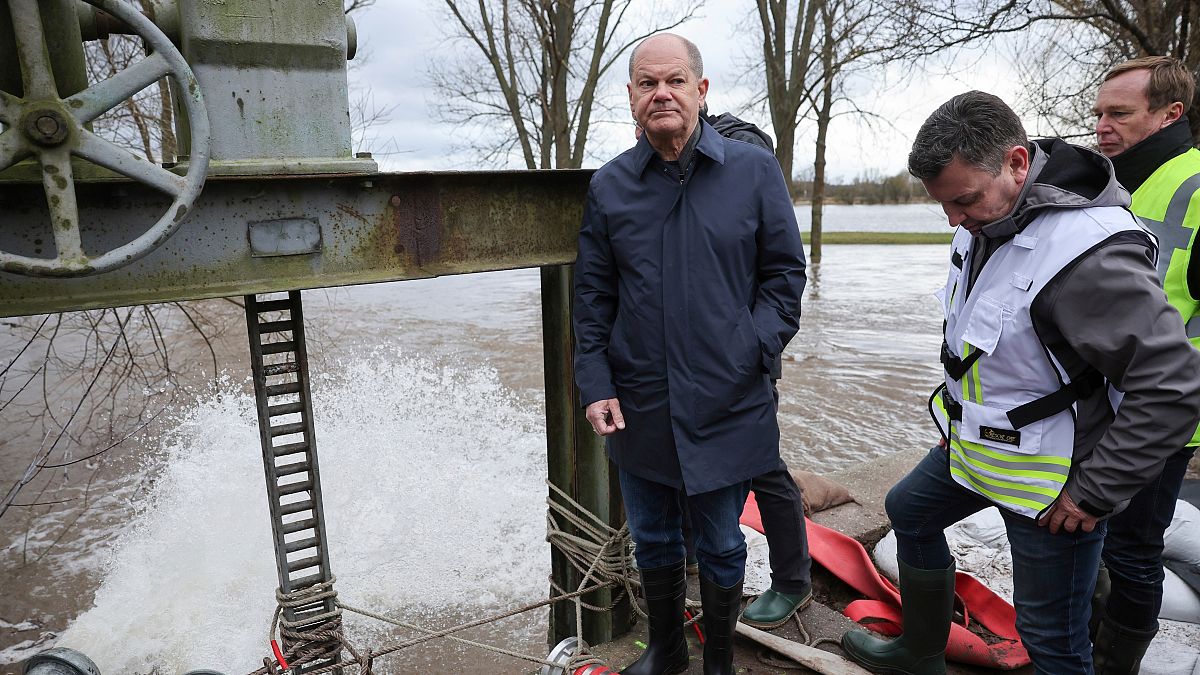Федеральный канцлер Олаф Шольц посетил Зангерхаузен, где воду откачивают с помощью шлангов, 4 января 2024 года.