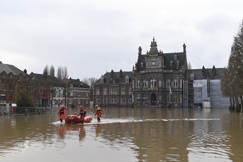 I soccorritori evacuano una persona mentre il fiume Aa esonda ad Arques, nel nord della Francia