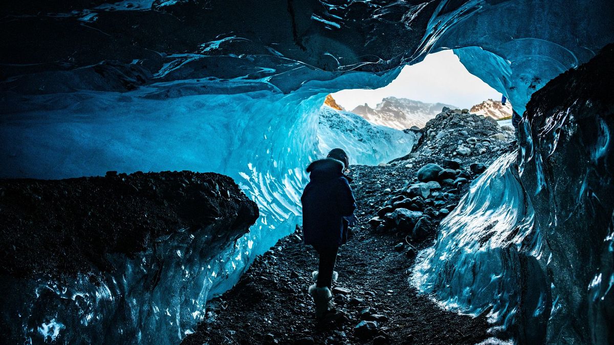 Explore cuevas de hielo en Vatnajokull, Islandia.