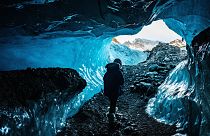 Explorez les grottes de glace du Vatnajokull, en Islande.