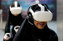 نساء يلبسن خوذا ونظارات للمشاركة في لعبة واقع افتراضي ، دبي