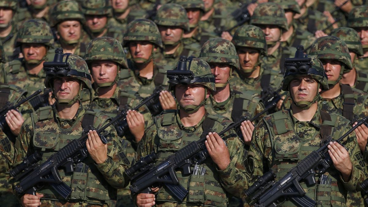 Στρατιώτες του σερβικού στρατού κατά τη διάρκεια στρατιωτικής παρέλασης στο στρατιωτικό αεροδρόμιο Batajnica, κοντά στο Βελιγράδι το 2019