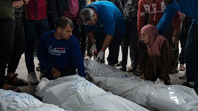 فلسطينيون يبكون فوق جثامين ذويهم الذين قتلهم القصف الإسرائيلي