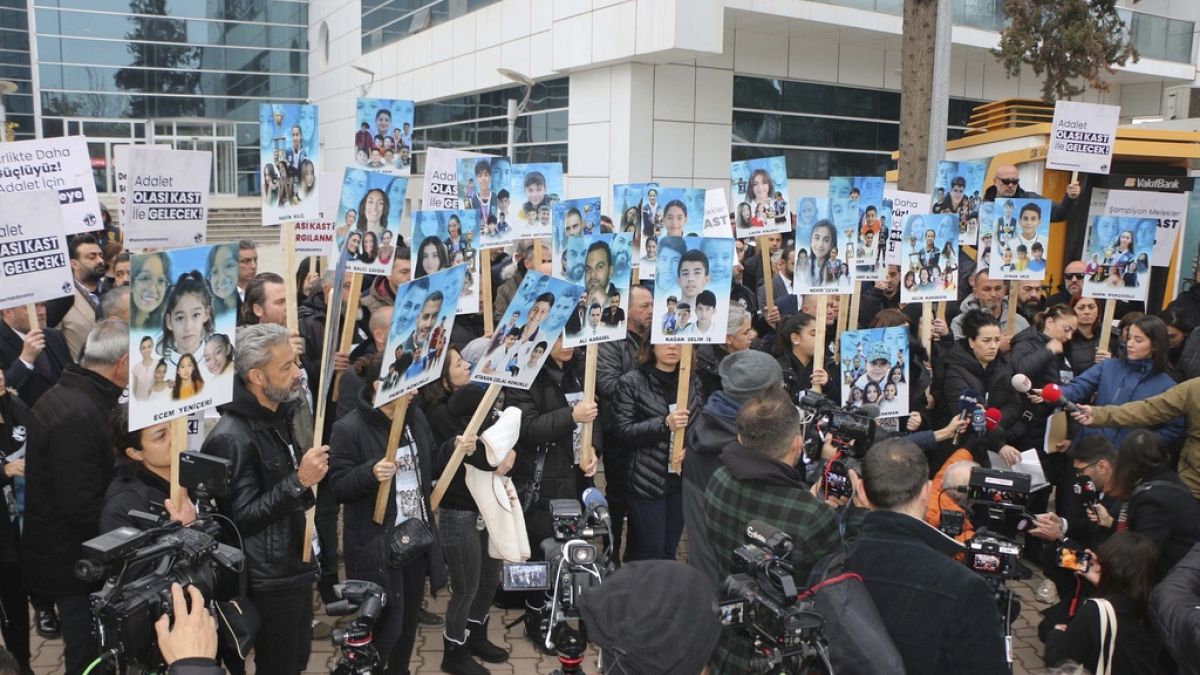 Mahkeme önünde hayatını kaybeden öğrencilerin yakınları pankart taşıdı