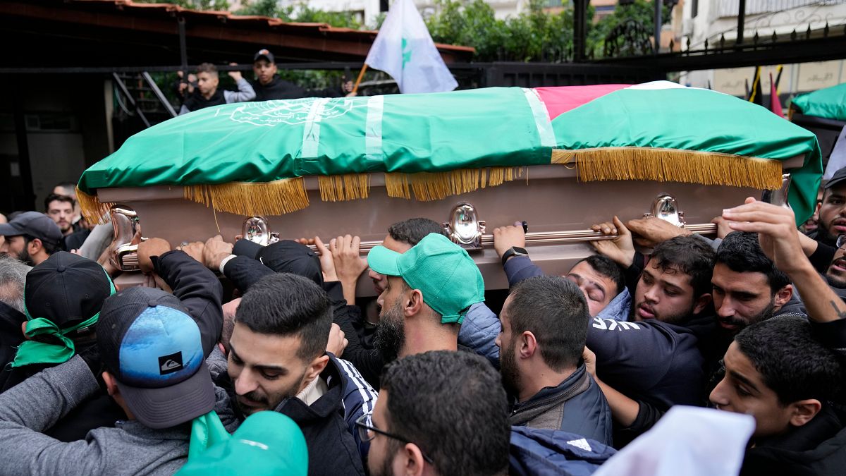 مشيعون يحملون في بيروت النعش الذي وضع فيه جثمان صالح العاروري