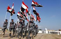 Irak bayrağı taşıyan askerler