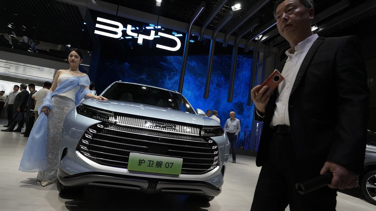 Китайската BYD изпреварва по продажби Tesla и други производители на автомобили, тъй като се стреми да се превърне в най-големия играч на EV в Европа
