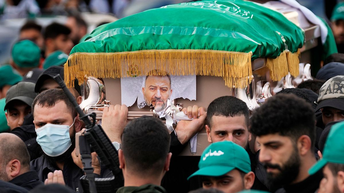 Толпа несёт гроб с телом убитого лидера "Бригад Аль-Кассам".